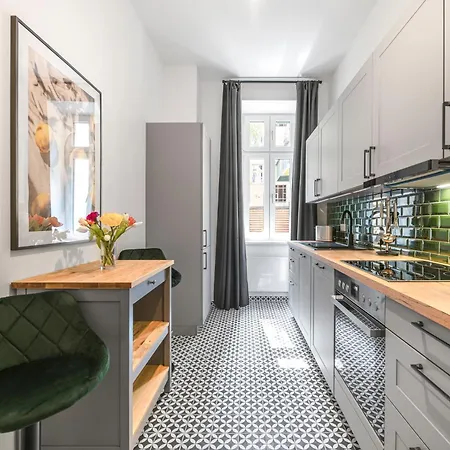 The Bornholmer, Spacious 100m2, Ideal For Groups & Families, 2br, Huge Living Room, 4 - 8 Guests