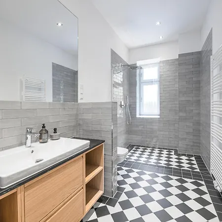 The Bornholmer, Spacious 100m2, Ideal For Groups & Families, 2br, Huge Living Room, 4 - 8 Guests 아파트 *