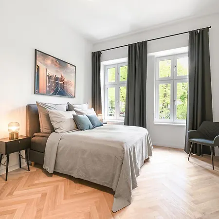 The Bornholmer, Spacious 100m2, Ideal For Groups & Families, 2br, Huge Living Room, 4 - 8 Guests Apartmán