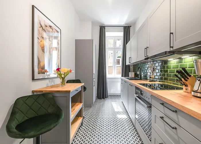 The Bornholmer, Spacious 100m2, Ideal For Groups & Families, 2br, Huge Living Room, 4 - 8 Guests