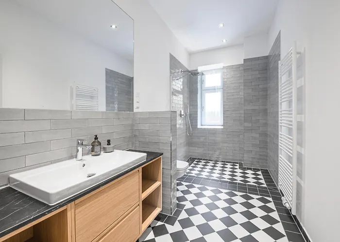 The Bornholmer, Spacious 100m2, Ideal For Groups & Families, 2br, Huge Living Room, 4 - 8 Guests Διαμέρισμα *