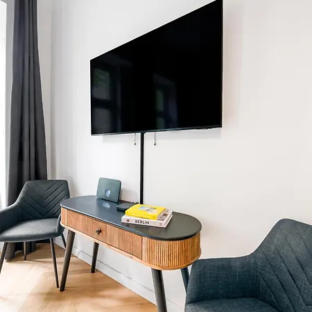 The Bornholmer, Spacious 100m2, Ideal For Groups & Families, 2br, Huge Living Room, 4 - 8 Guests * ベルリン